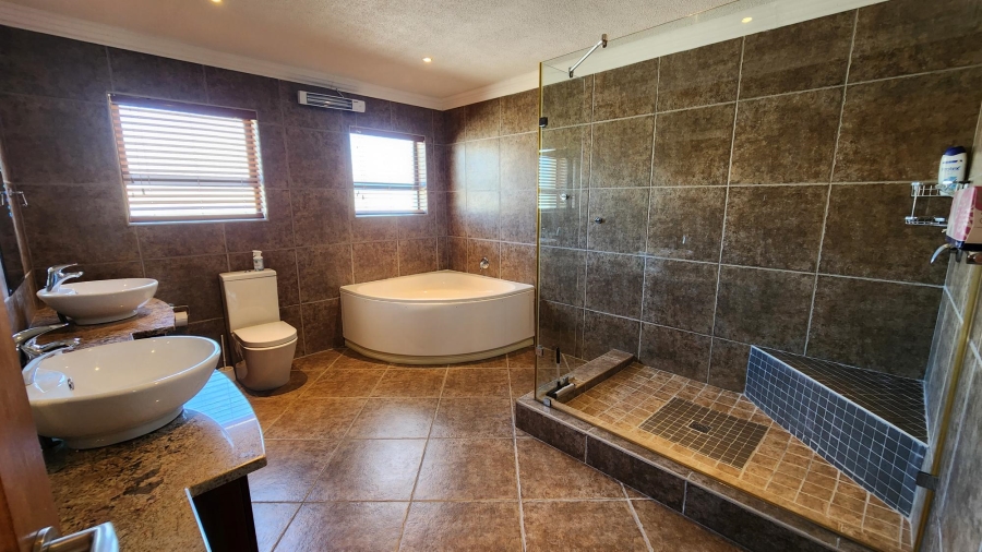6 Bedroom Property for Sale in Bergsig Western Cape